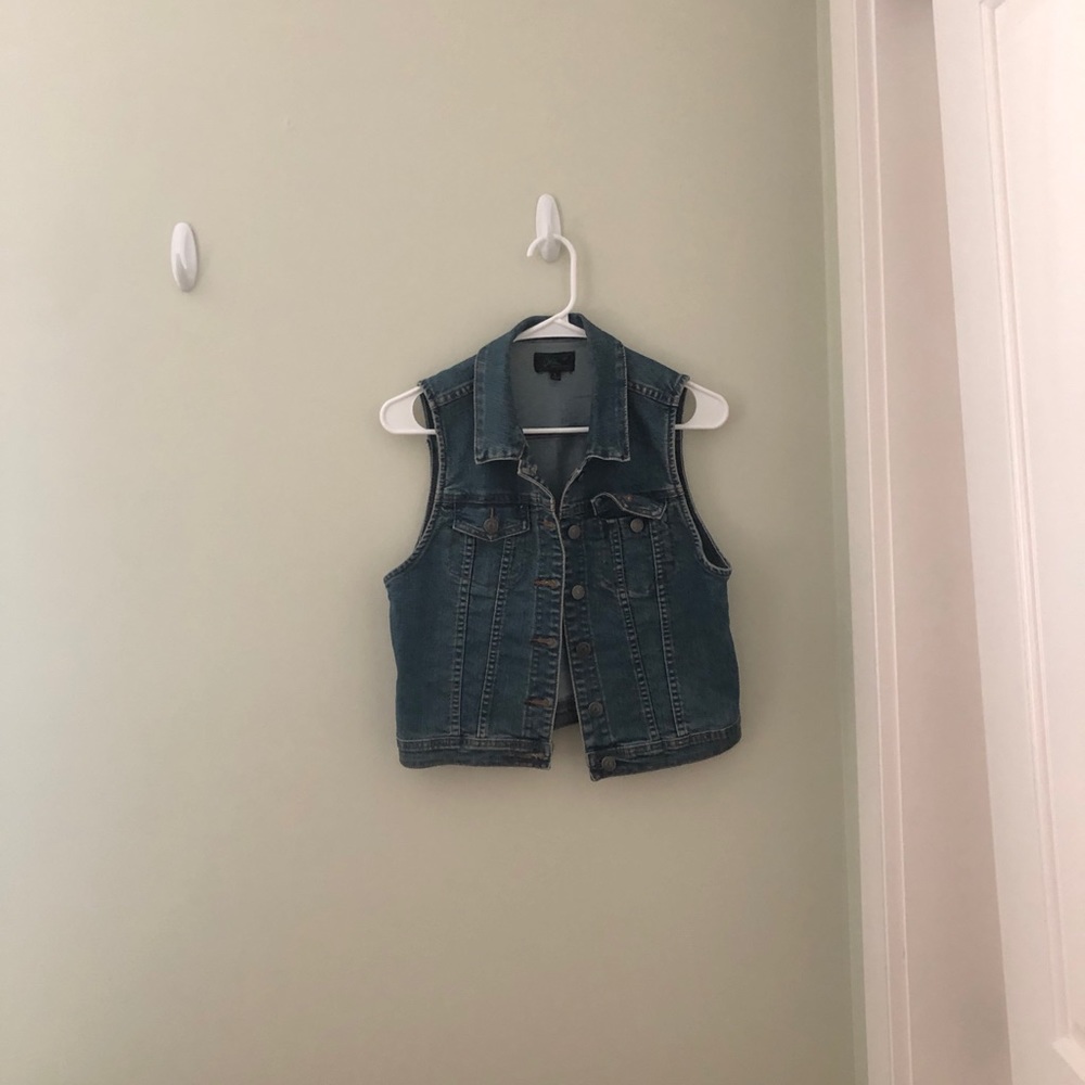 Cropped denim vest!
